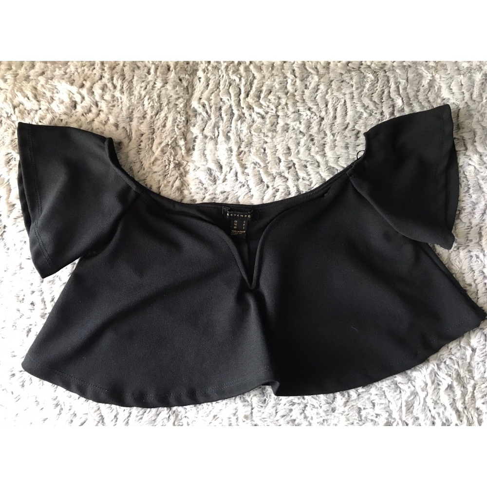 Low shoulders crop top